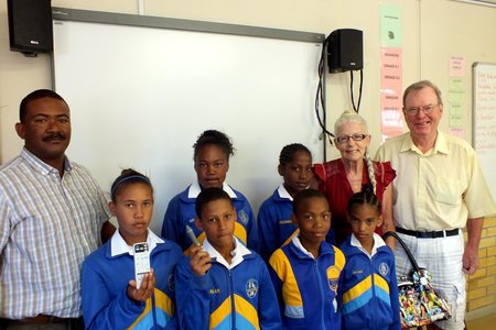 Agter vlnr is Tommy Volkwyn (skoolhoof), Anita en Jack Doyle saam met leerders voor die Interaktiewe Witborde